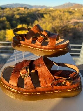 🌼 Daisy Embossed Dr. Martens 12237 Brown Chunky Platform Sandals 🌼